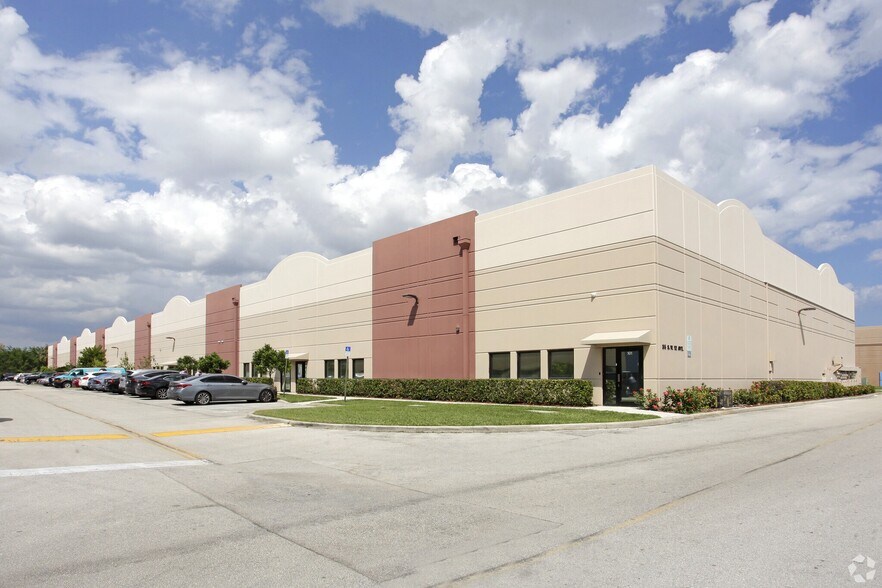 35 SW 12th Ave, Dania Beach, FL à vendre - Photo du bâtiment - Image 2 de 26