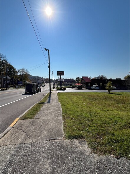 419 N Kentucky St, Kingston, TN à vendre - Photo du bâtiment - Image 3 de 3