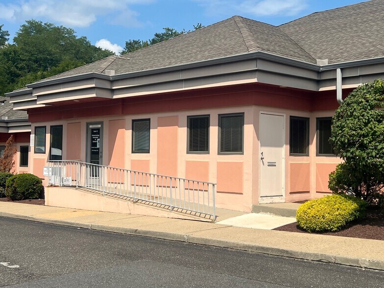 501 Iron Bridge Rd, Freehold, NJ à vendre - Photo du bâtiment - Image 2 de 4