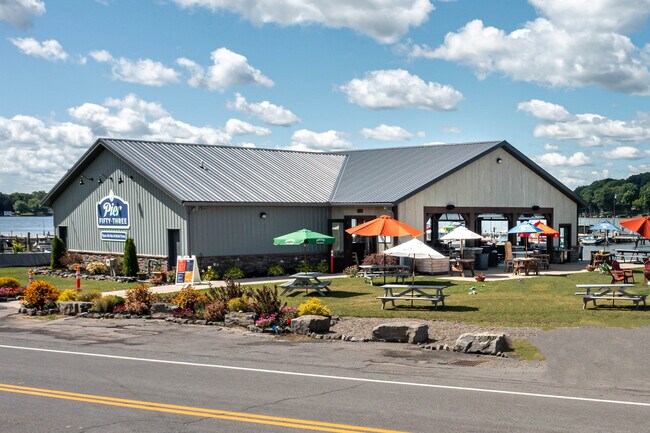 Plus de détails pour 7147 Lake Bluff Rd, Wolcott, NY - Commerce de détail à vendre