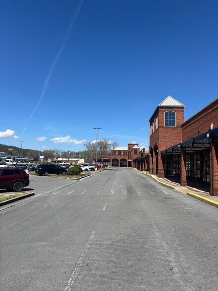 1001 Market St, Dalton, GA à louer - Photo du bâtiment - Image 2 de 20