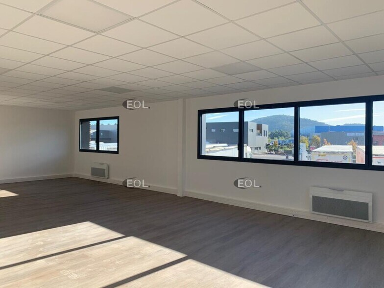 Flex in Brignoles for lease - Interior Photo - Image 2 of 5