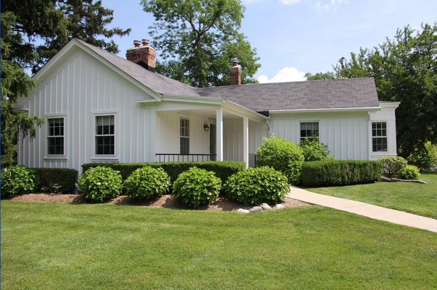 18 Lone Pine Rd, Bloomfield Hills, MI for lease - Building Photo - Image 1 of 2