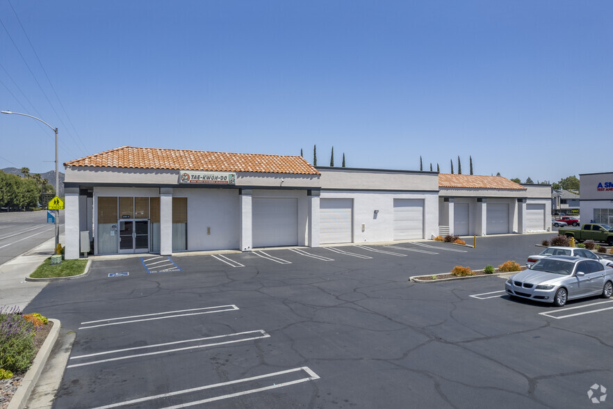 2121 E Valley Pky, Escondido, CA for lease - Building Photo - Image 1 of 5