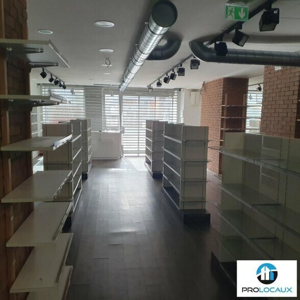 Retail in Voiron for lease - Interior Photo - Image 3 of 12
