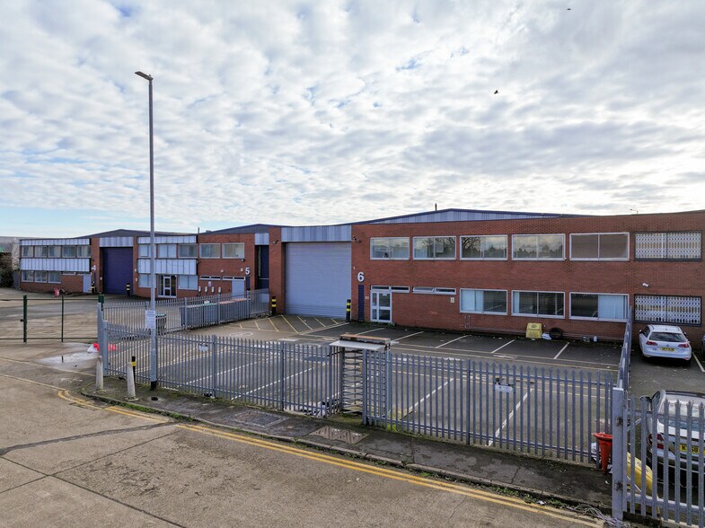 Skyport Dr, West Drayton à louer - Photo du bâtiment - Image 2 de 4