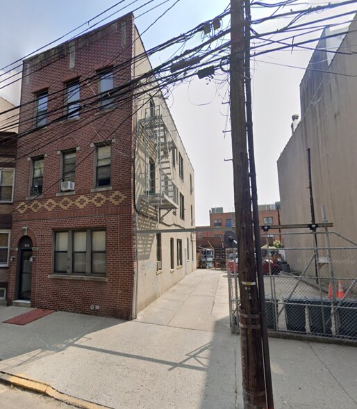 3425 9th St, Astoria, NY à vendre - Photo du bâtiment - Image 1 de 3