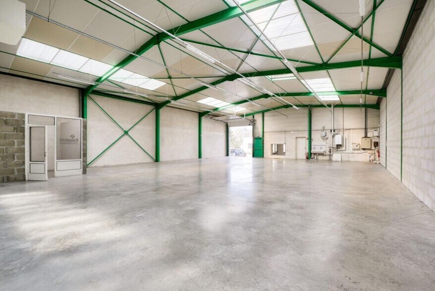 Flex in Saint-Genis-Laval for lease - Interior Photo - Image 2 of 10