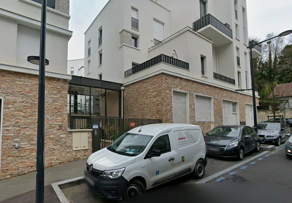Retail in Poissy for lease Building Photo- Image 1 of 11