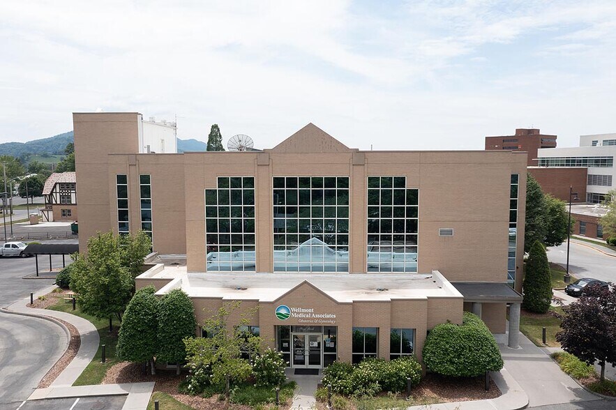 105 W Park Dr, Kingsport, TN à louer - Photo du bâtiment - Image 2 de 13