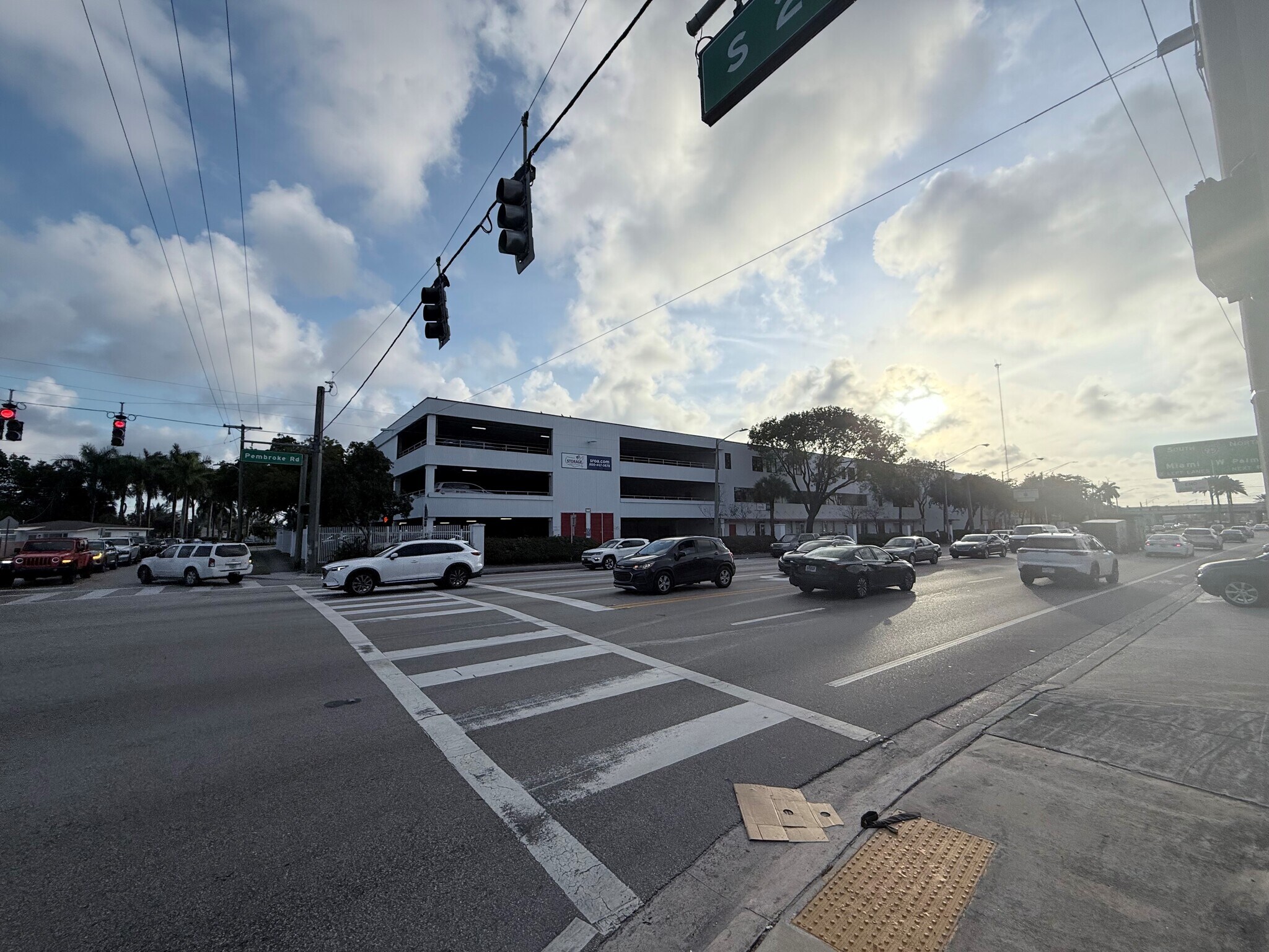 1000 W Pembroke Rd, Hallandale Beach, FL à louer Photo du bâtiment- Image 1 de 13