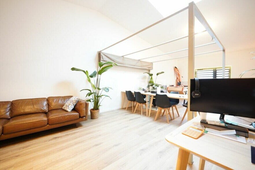 Office in Givors for lease - Interior Photo - Image 3 of 4