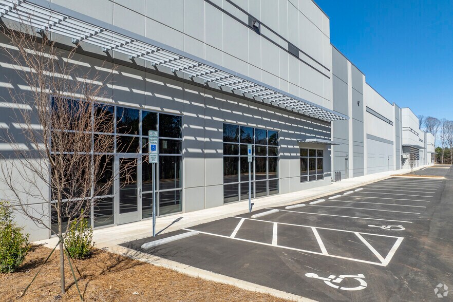 13015 Jamesburg Dr, Huntersville, NC for lease - Building Photo - Image 2 of 7