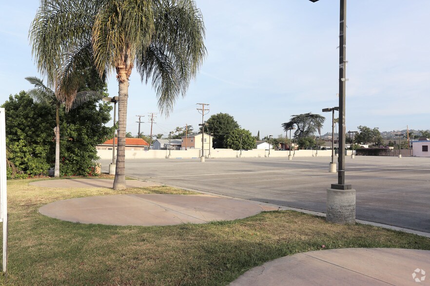 115 N Harbor Blvd, La Habra, CA à vendre - Photo du bâtiment - Image 2 de 11