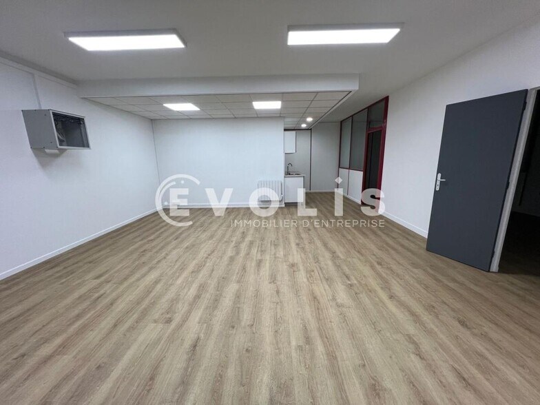 Office in Torcy for lease - Interior Photo - Image 2 of 6