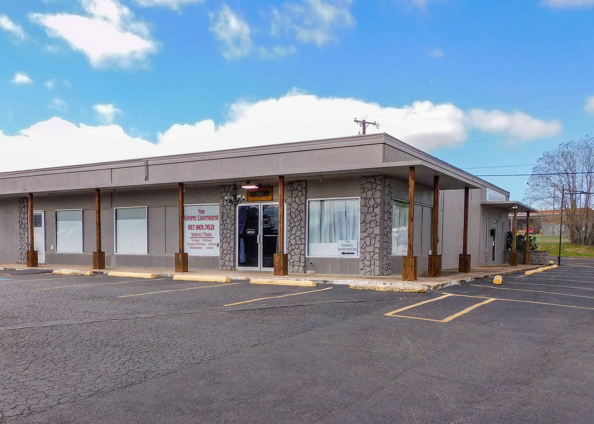 200-202 S Ridgeway Dr, Cleburne, TX for lease Building Photo- Image 1 of 3