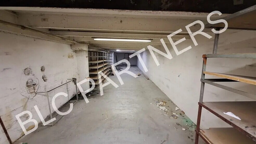 Flex in Paris for lease - Interior Photo - Image 2 of 7