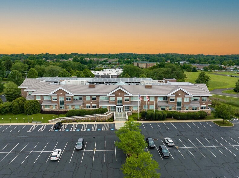 662 Penn St, Newtown, PA à vendre - Photo du bâtiment - Image 1 de 23