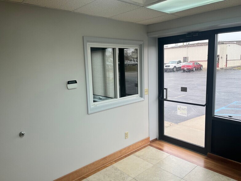 6215 Discount Dr, Fort Wayne, IN à louer - Photo du bâtiment - Image 3 de 12