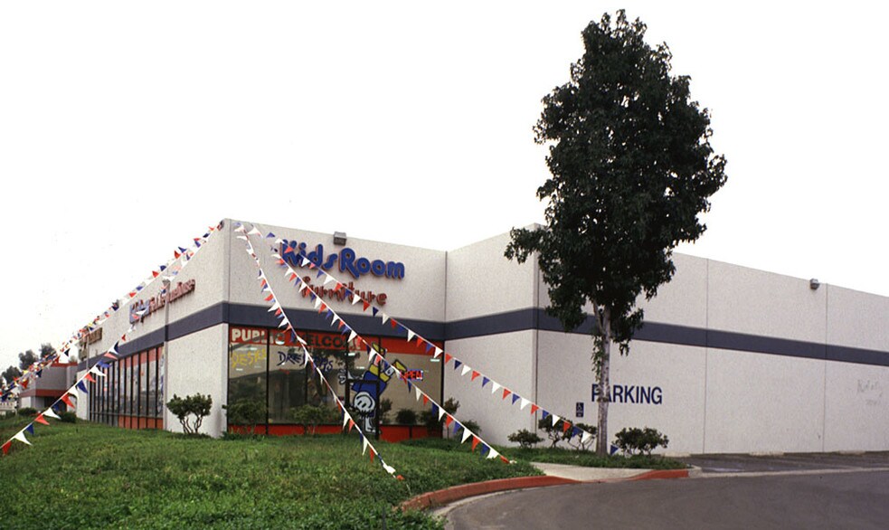 1548 E Warner Ave, Santa Ana, CA à louer - Photo du bâtiment - Image 2 de 9