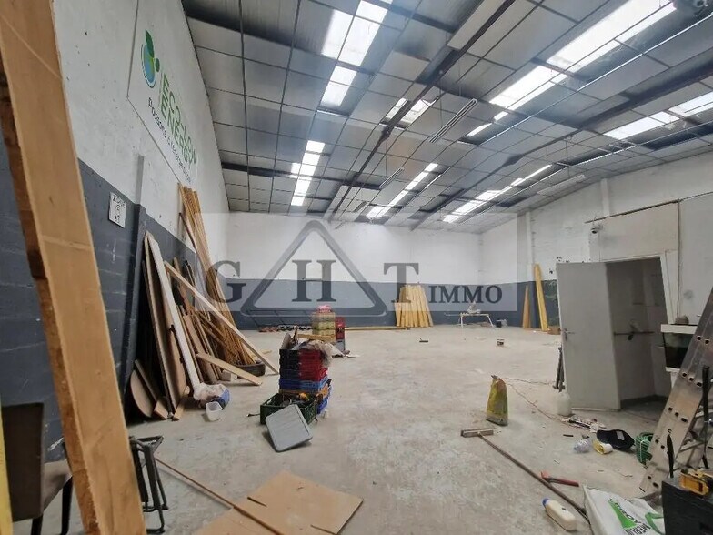 Industrial in Stains for lease - Building Photo - Image 2 of 5