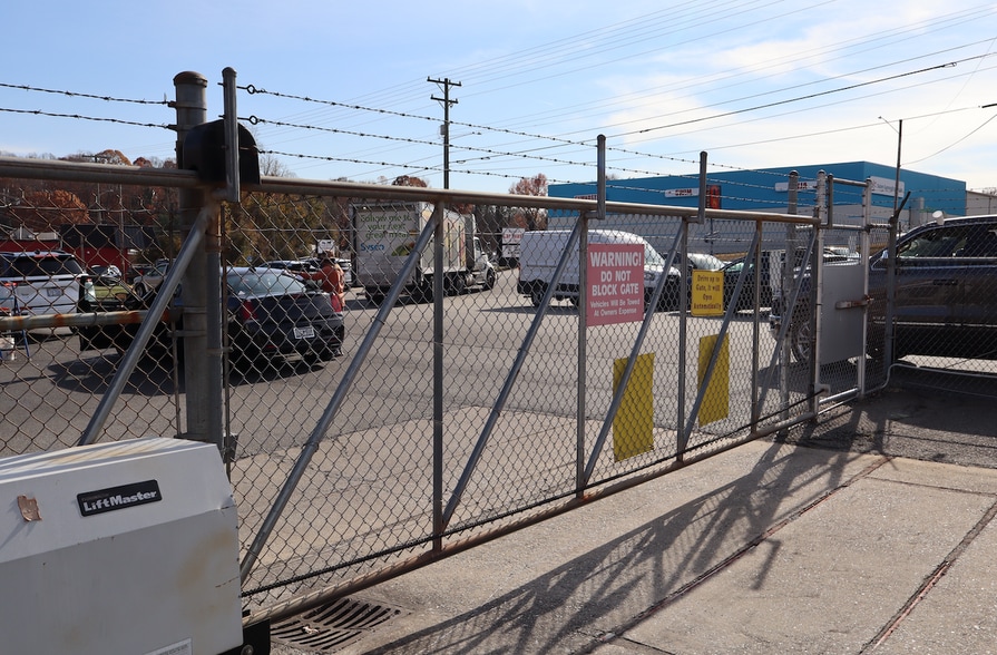 4889 Country Club Rd, Winston-Salem, NC à vendre - Photo du bâtiment - Image 2 de 4