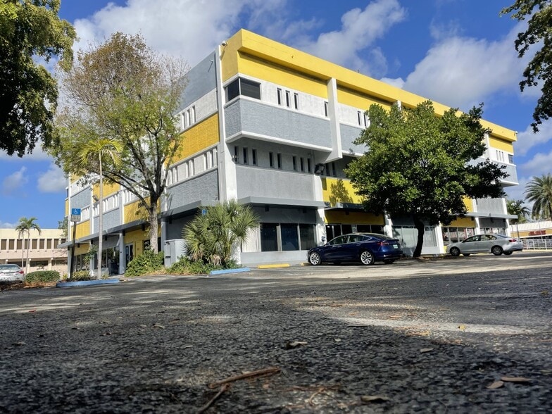 2020 NE 163rd St, North Miami Beach, FL à louer - Photo principale - Image 1 de 8