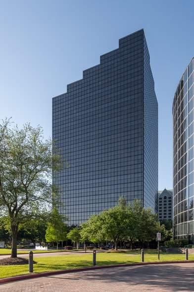 16945 Northchase Dr, Houston, TX à louer - Photo du bâtiment - Image 3 de 5