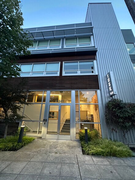2341 Eastlake Ave E, Seattle, WA à louer - Photo du bâtiment - Image 2 de 7