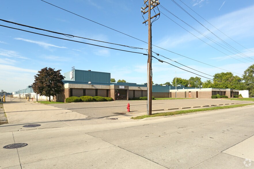 1705-1737 Cicotte St, Lincoln Park, MI à vendre - Photo du bâtiment - Image 2 de 3