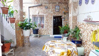 Plus de détails pour Multi-résidentiel à vendre