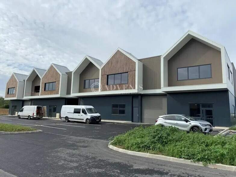 Flex in Aubergenville for lease - Building Photo - Image 2 of 7