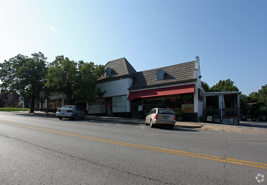 321-329 E Gregory Blvd, Kansas City, MO for lease - Building Photo - Image 2 of 4