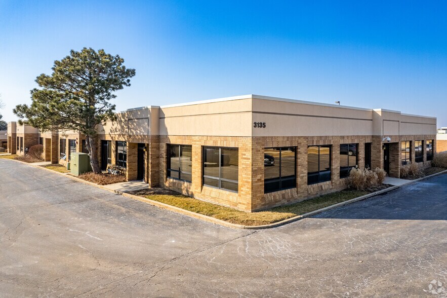 3135 N Wilke Rd, Arlington Heights, IL à vendre - Photo du bâtiment - Image 2 de 52