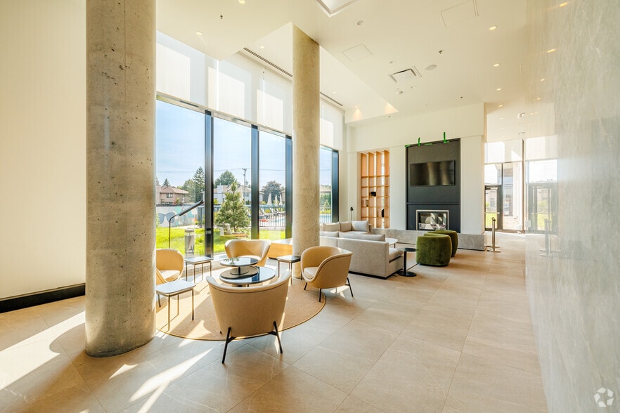 880 Av Carson, Dorval, QC à louer - Hall d’entrée - Image 3 de 5