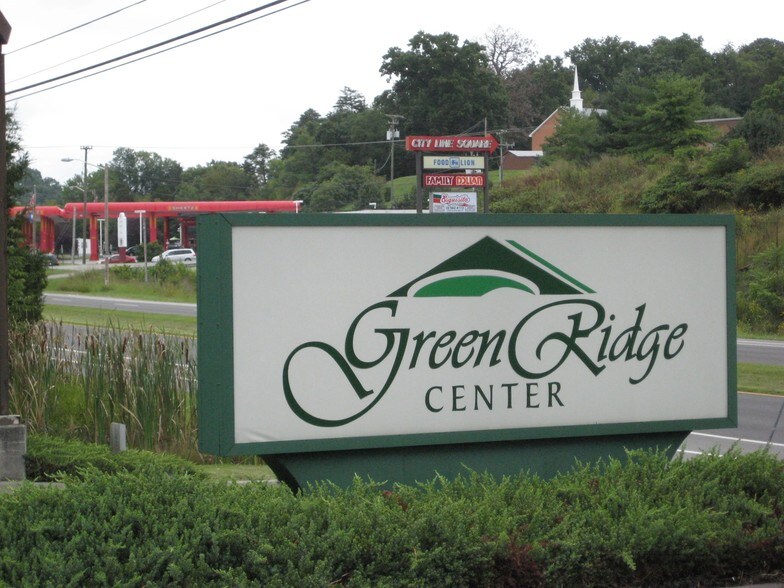 2350 Peters Creek Rd NW, Roanoke, VA à vendre - Photo du bâtiment - Image 2 de 14