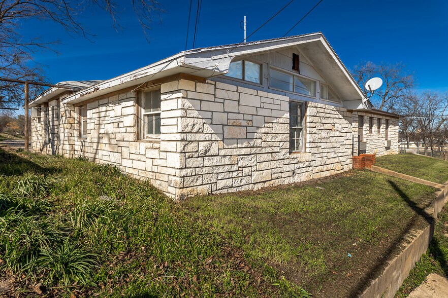 104 E 5th St, Brady, TX for sale - Building Photo - Image 2 of 44