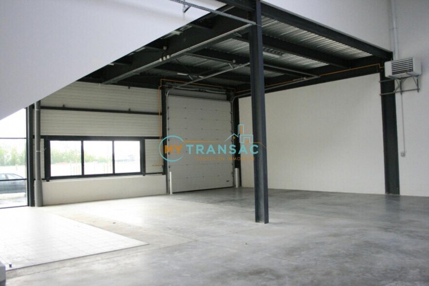 Flex in Lieusaint for lease - Interior Photo - Image 3 of 9