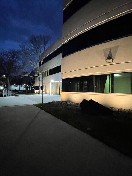 101 Grovers Mill Rd, Lawrenceville, NJ à louer - Photo du bâtiment - Image 3 de 27