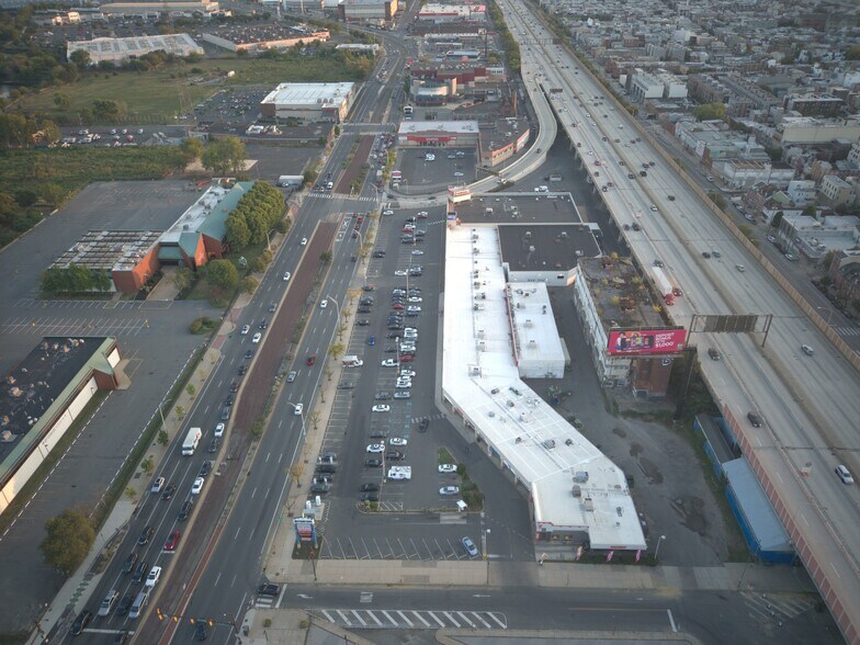 1300 S Christopher Columbus Blvd, Philadelphia, PA à vendre - Photo du bâtiment - Image 2 de 8