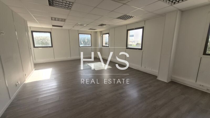 Flex in Aix En Provence for lease - Interior Photo - Image 3 of 8