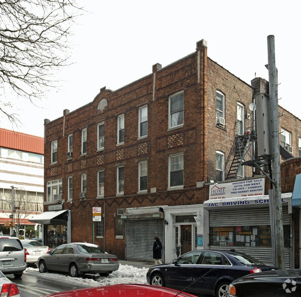 81-02 37th Ave, Jackson Heights, NY à louer - Photo du bâtiment - Image 2 de 3