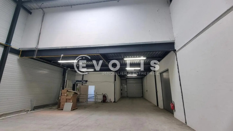 Flex in Collégien for lease - Interior Photo - Image 2 of 12