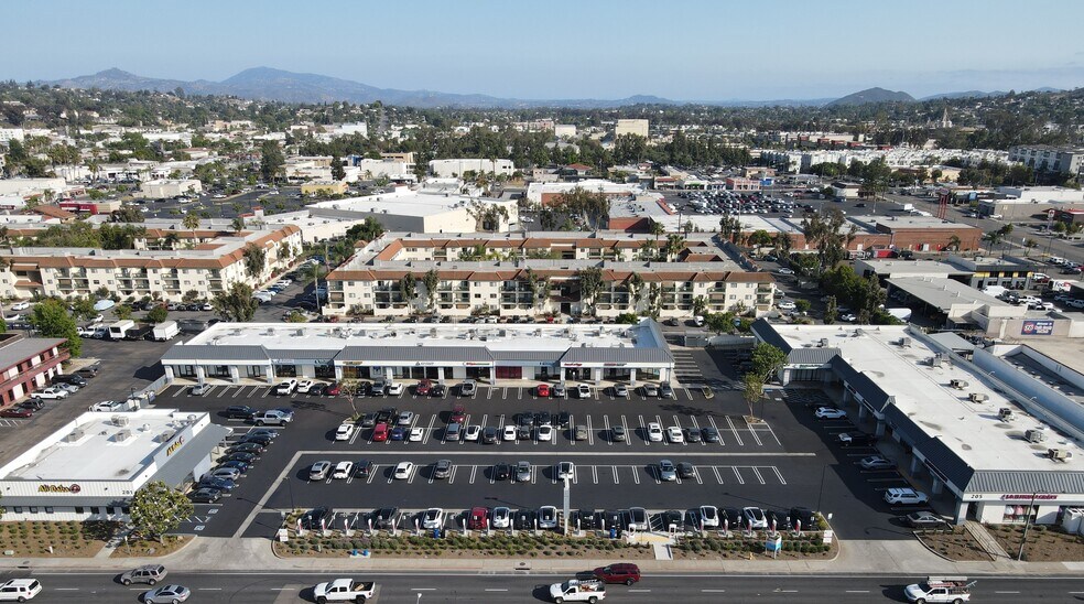205 W Mission Ave, Escondido, CA à louer - Photo du bâtiment - Image 2 de 18
