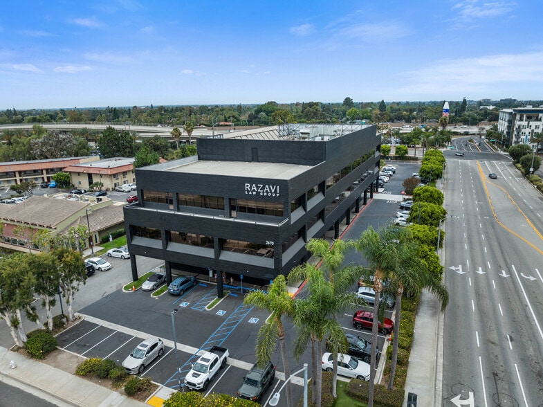 2670 N Main St, Santa Ana, CA à louer - Photo du bâtiment - Image 1 de 8