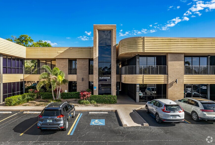 2750 Stickney Point Rd, Sarasota, FL à louer - Photo du bâtiment - Image 3 de 9