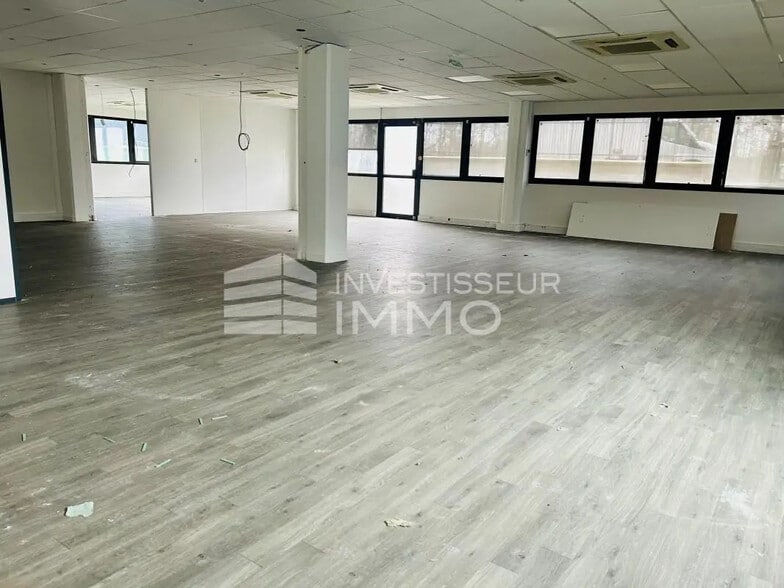 Flex in Antony for lease - Interior Photo - Image 2 of 2