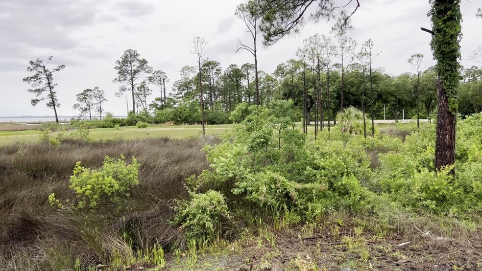 1002 Arthur Dr, Lynn Haven, FL à vendre - Vidéo sur l’inscription commerciale - Image 1 de 18