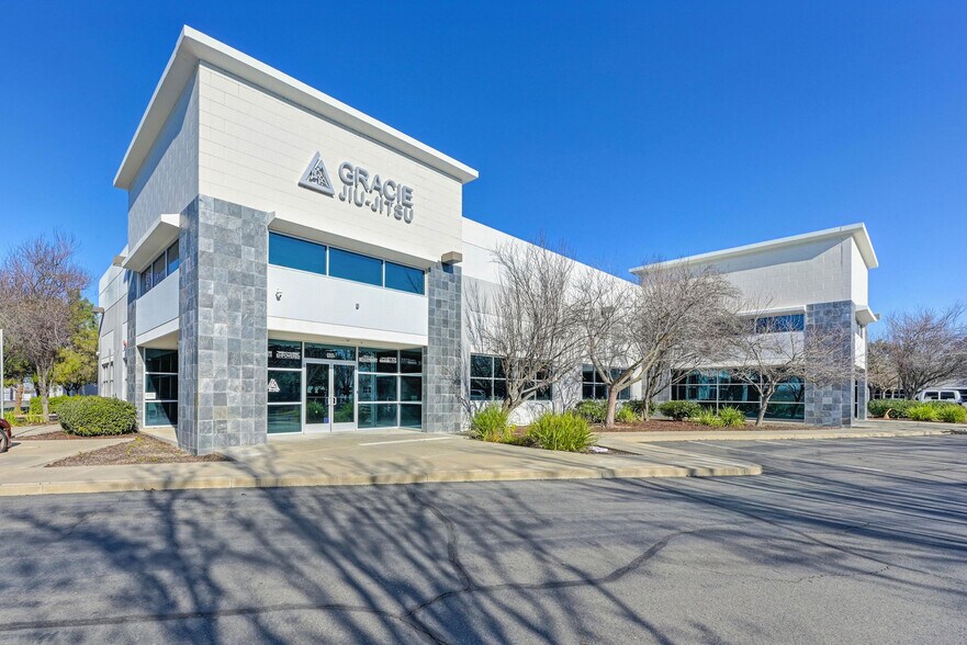 2204 Kausen Dr, Elk Grove, CA à vendre - Photo du bâtiment - Image 1 de 13