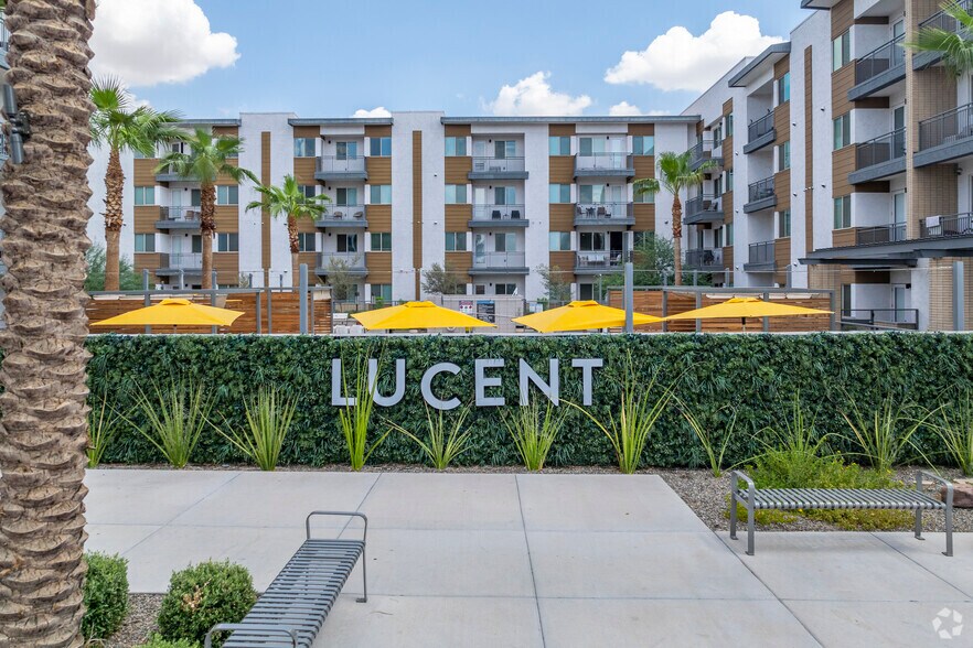 2001 N Scottsdale Rd, Scottsdale, AZ à louer - Photo du bâtiment - Image 2 de 5